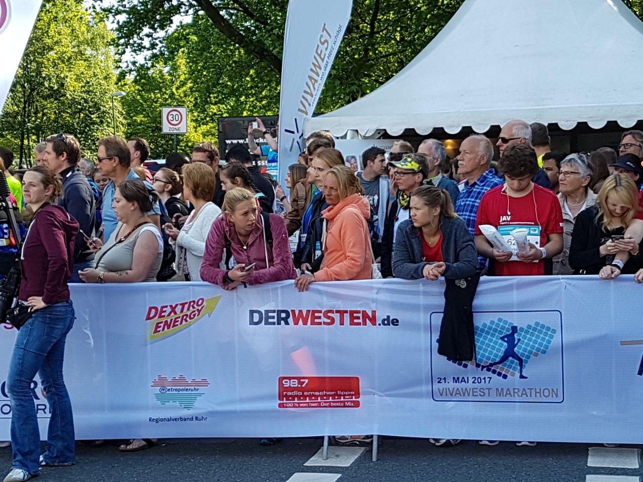 Hunderte Zuschauer am Startpunkt in Gelsenkirchen.