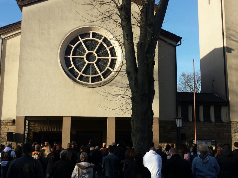 Vor der Kirche stehen etwa 100 Trauernde.