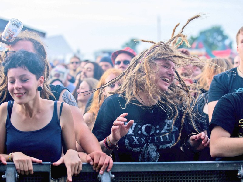 Wackööööön! Der Schlachtruf eines der größten Heavy-Metal-Festivals der Welt schallt dieser Tage durch das Nicht-ganz-2000-Seelen-Dorf Wacken in Schleswig-Holstein. Für drei Tage im August schwillt der Ort auf über 75.000 Menschen an. Am Donnerstag startete das Wacken Open Air 2017 – endlich wieder richtig laute Musik.