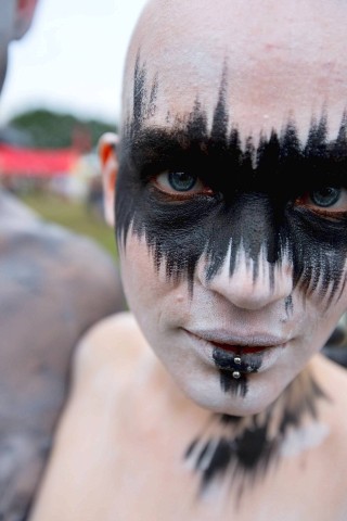 Wenn man das akribisch aufgetragene Make-up dieser Festival-Besucherin so sieht, sollte man gar nicht meinen, dass irgendetwas an ihrer Erscheinung ...