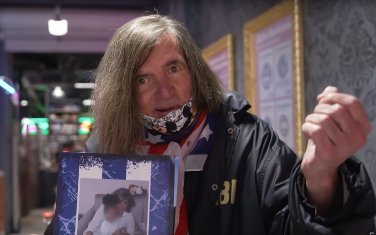 Walter Wigand wird unfreiwillig zum schrägen Internet-Star. Seine Fans feiern seine musikalische Einlage im Penny-Markt.