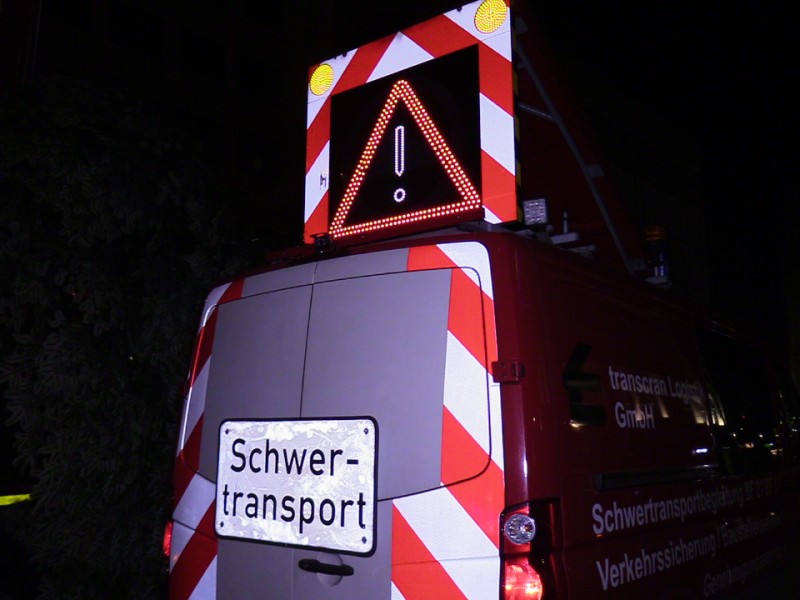 Ein Schwertransport brachte die Nordmanntanne nachts zum Willy-Brandt-Platz.