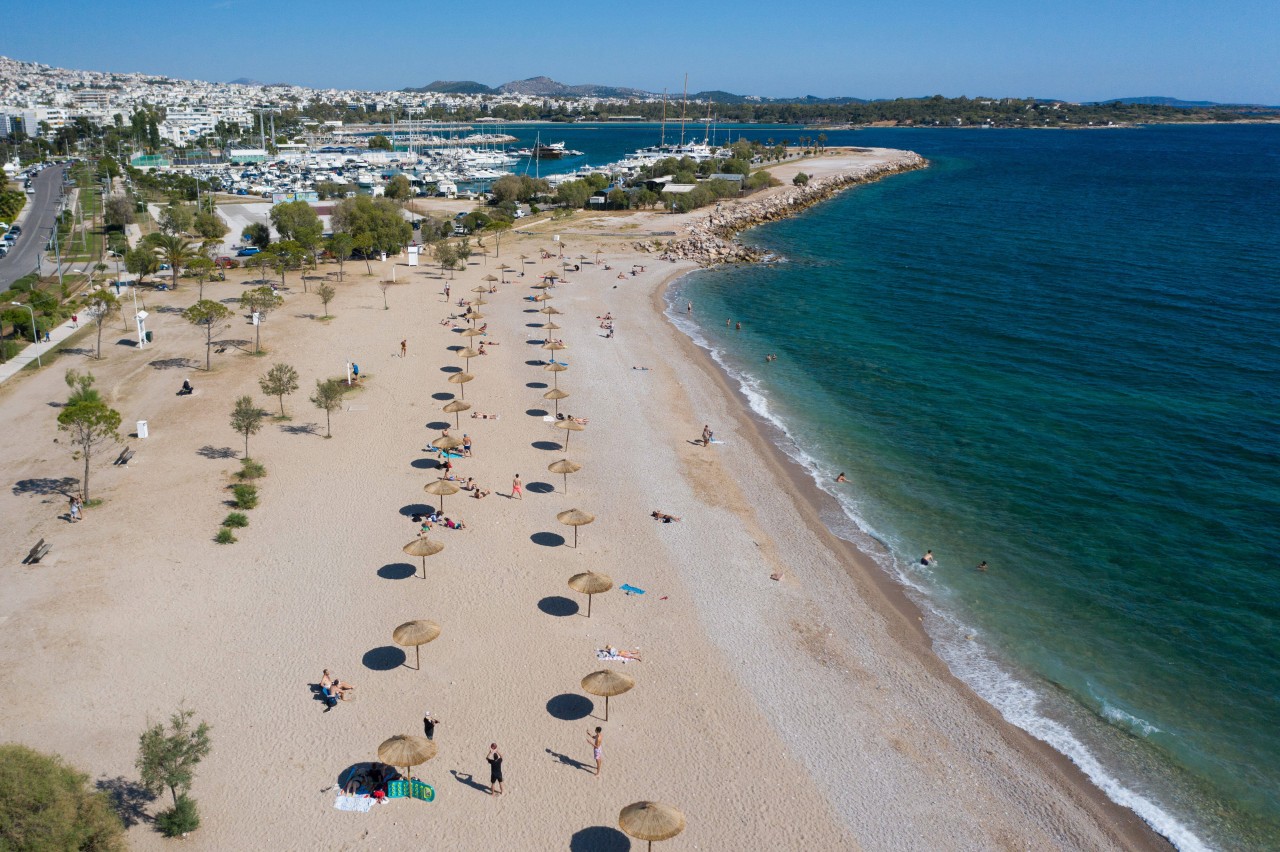 Wetter: In Athen (Griechenland) dürfte eine Abkühlung im Meer am Wochenende eine willkommene Abkühlung darstellen. (Archiv)