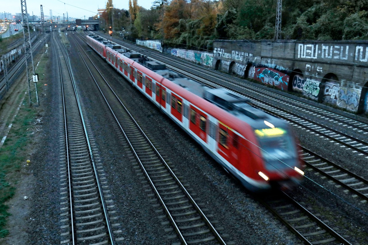 Wetter in NRW: Sturmtief Zeynep sorgt für Zugausfälle. (Symbolbild) 