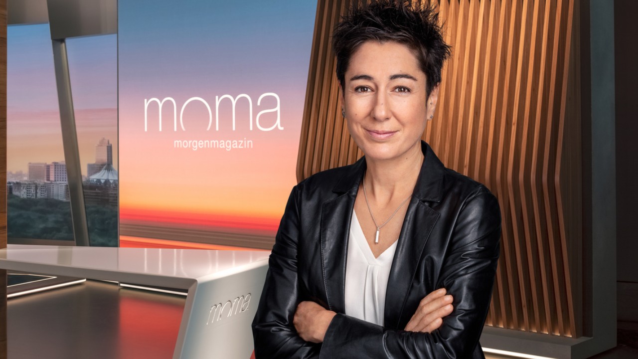 ZDF-Moderatorin Dunja Hayali scherzt im Backstage-Bereich beim „Moma” mit ihrer Kollegin Harriet von Waldenfels. (Symbolfoto)