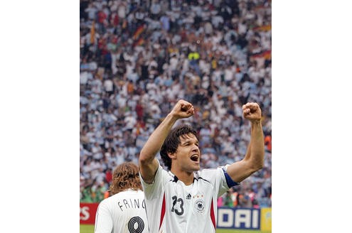 ... und im Viertelfinale gegen Argentinien durfte Ballack jubeln.