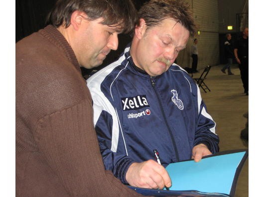 MSV-Urgestein Franz-Josef "Pino" Steininger gibt Autogramme. Foto: tha/WAZ New Media