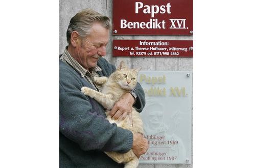 Währenddessen muss einer Zuhause bleiben: Der Kater des Papstes Chico, der von Rupert Hofbauer, Hausmeister des Wohnhauses von Papst Benedikt XVI., betreut wird.