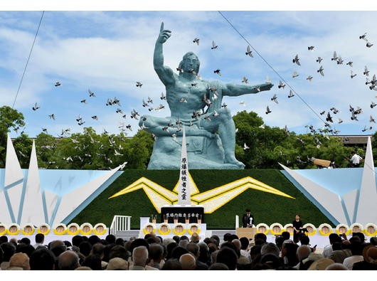 Mit einer Schweigeminute haben tausende Menschen in der südjapanischen Hafenstadt Nagasaki am Samstag an den Atombombenabwurf vor 63 Jahren gedacht und Nordkorea aufgefordert, seine nukleare Waffen abzugeben.