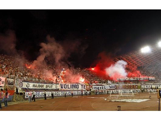 Die Fankurve von Hajduk Split: Gezündete Rauchbomben en masse. (Foto: imago)