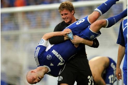 Torwart Ralf Fährmann rammt Fabian Ernst (beide Schalke) ungespitzt in den Boden.