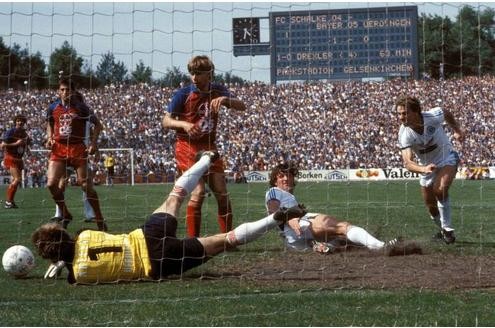 Hans Joachim Abel (Schalke, 2.v.re.) scheitert an Torwart Werner Vollack, Norbert Brinkmann (beide Uerdingen, Mitte) und Bernard Dietz (Schalke, re.) schauen dem Ball nach. Es sollte nicht reichen für die Knappen.