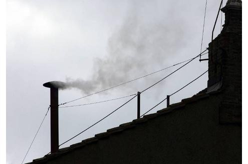 So sieht das offizielle Zeichen der Wahl im Vatikan aus. Weißer Rauch steigt aus dem Schornstein der Sixtinischen Kapelle - Zeichen für die geglückte Papstwahl.