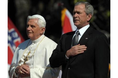 Präsident George W. Bush empfängt ihn in Washington D.C.