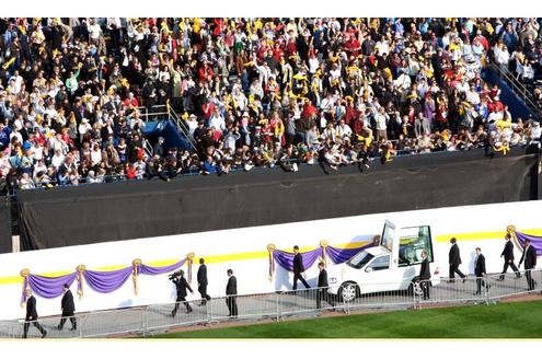 Zuschauer bejubeln ihn während seines Besuchs im Yankeestadion zu.