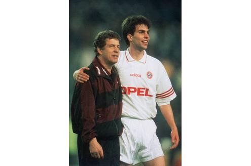 Rehhagel - hier mit Markus Babbel - führte die Bayern zwar ins Endspiel des Uefa-Cups, doch kurz davor wurde er entlassen.