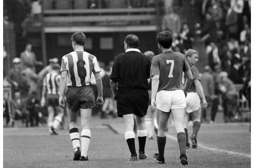 Mit Hertha stieg Rehhagel zwischenzeitlich in die Regionalliga ab. Nach dem Schlusspfiff in Düsseldorf ging er (l.) mit Schiedsrichter Kurt Handwerker und Bernhard Steffen (Düsseldorf) vom Platz.