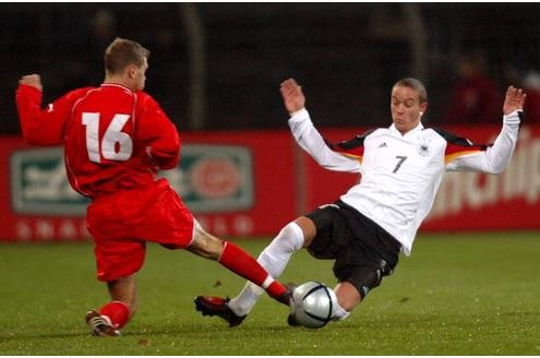 Gregorz Fonfara geht im Länderspiel der U21-Teams von Polen und Deutschland mit gestrecktem Bein in den Zweikampf mit Christian Müller. Der Berliner trägt einen Schien- und Wadenbeinbruch davon.