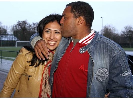 Ailton bei der Vorstellung im Stadion an der Grotenburg in Krefeld. Hier mit seiner Frau Rosalie. Fotos: Imago