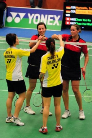 Sandra Marinello (l.) und Birgit Overzier gratulieren im Viertelfinale des Damendoppel-Wettbewerbs ihren siegreichen Gegnerinnen. Foto: Holger Bräutigam.