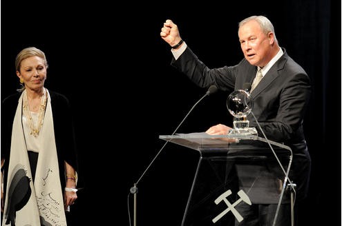 Daher war es für sie eine besondere Freude, wie sie sagte, ihm persönlich zum Steiger Award 2010 in der Kategorie Kunst zu gratulieren. Foto: Matthias Graben / WAZ FotoPool