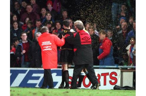 ...und attackiert Crystal Palace Fan Matthew Simmons (England), der ihn zuvor beleidigte...