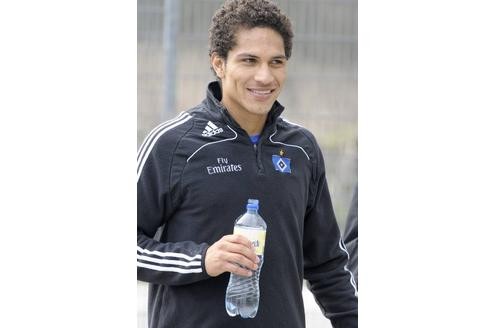 ...HSV-Star Guerrero ist mit seinem Wurf auf einen Zuschauer nicht der einzige Fußballer, der mit einer Flasche ausrastete...