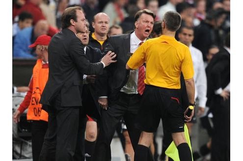 ... Bayern-Trainer Louis van Gaal legte sich mit dem Schiedsrichterassistenten an...