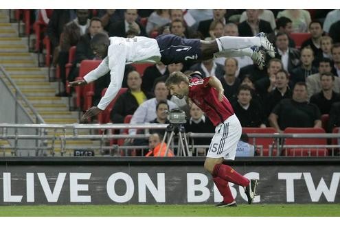 Micah Richards verleiht das Spiel seiner Elf sogar ungeahnte Kräfte. Der Engländer fliegt über Thomas Hitzlsperger hinweg.