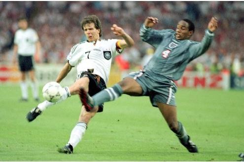 Möller (links) im Duell mit Paul Ince. 1:1 steht's nicht nur nach der Halbzeitpause, sondern auch nach der Verlängerung. Wieder muss die Entscheidung im Elfmeterschießen fallen. Und die Engländer ...