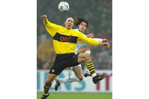 Platz 15: Jan Koller bietet die sympathischsten 2,02 Meter, die je für den BVB aufgelaufen sind. 59 Tore in 138 Spielen sind eine bessere Quote als so mancher Fan glauben mag. Denn Koller war nicht unbedingt wegen seiner Knipser-Qualitäten so beliebt...