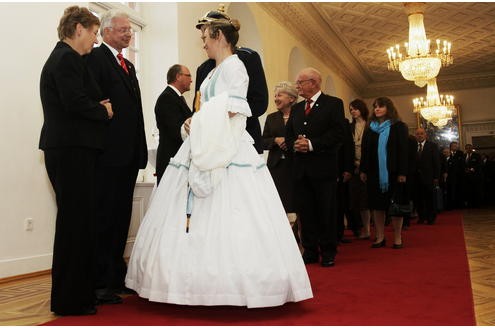 ...auch zahlreiche Gäste in traditioneller Festkleidung kamen zum Schloss in Biebrich in Wiesbaden, um Roland Koch und seiner Frau die Hand zu schütteln. Den großen Tamtam ließ sich auch...