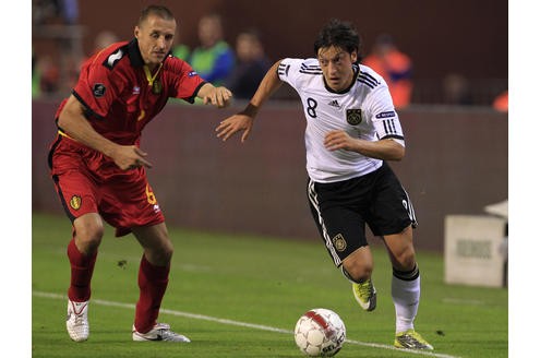 Belgien - Deutschland: Mesut Özil gegen Timmy Simons.