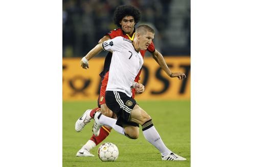 Belgien - Deutschland: Bastian Schweinsteiger gegen Marouane Fellaini.