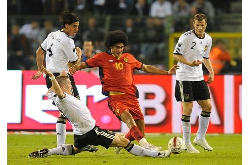 Belgien - Deutschland: Bastian Schweinsteiger versucht Marouane Fellaini zu stoppen.