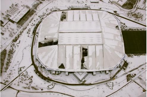 Der Schnee hat dem Dach der Arena auf Schalke arg zugesetzt: Aus der Luft sieht man die Ausmaße der Schäden.