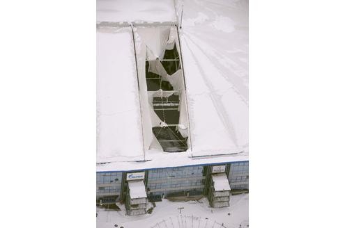 Der Schnee hat dem Dach der Arena auf Schalke arg zugesetzt: Aus der Luft sieht man die Ausmaße der Schäden.