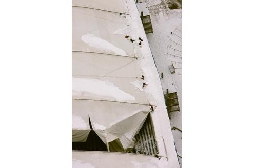 Der Schnee hat dem Dach der Arena auf Schalke arg zugesetzt: Aus der Luft sieht man die Ausmaße der Schäden.