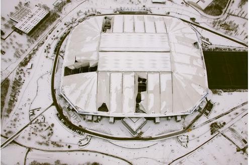 Der Schnee hat dem Dach der Arena auf Schalke arg zugesetzt: Aus der Luft sieht man die Ausmaße der Schäden.