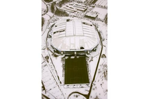 Der Schnee hat dem Dach der Arena auf Schalke arg zugesetzt: Aus der Luft sieht man die Ausmaße der Schäden.