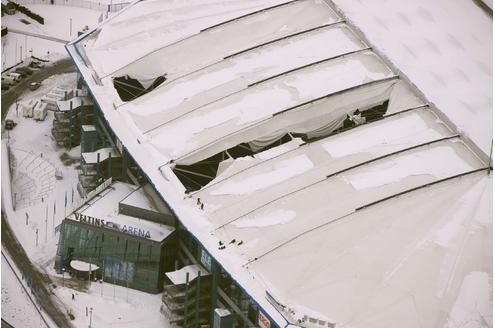 Der Schnee hat dem Dach der Arena auf Schalke arg zugesetzt: Aus der Luft sieht man die Ausmaße der Schäden.