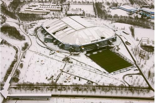 Der Schnee hat dem Dach der Arena auf Schalke arg zugesetzt: Aus der Luft sieht man die Ausmaße der Schäden.