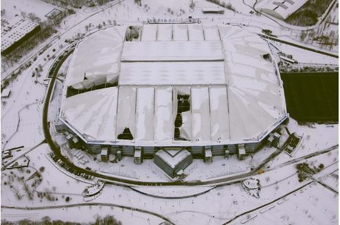 Der Schnee hat dem Dach der Arena auf Schalke arg zugesetzt: Aus der Luft sieht man die Ausmaße der Schäden.