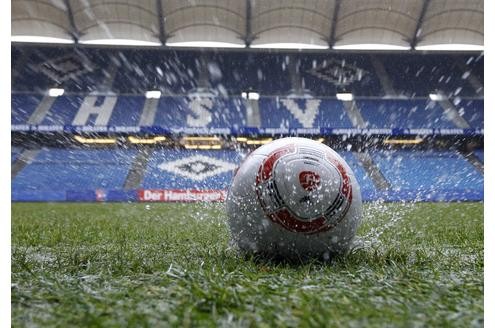 Also bitte, liebe Hamburger! Dass das Derby Hamburger SV gegen FC St. Pauli ausfiel, weil der HSV offenbar der Rasen zu spät verlegt hat, ist ...