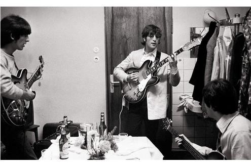 Whitaker fing die legendäre Band auch in privaten Momenten ein - wie hier in der Garderobe der Grugahalle. Er hatte als einziger Fotograf Zugang zu allen Bereichen, nicht nur auf und hinter der Bühne, sondern auch im Hotel, im Zug, im Flugzeug. Foto: Robert Whitaker 