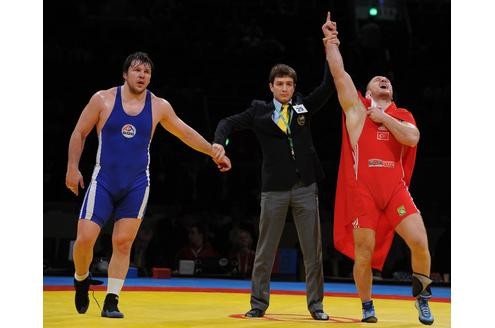 Fatih Cakiroglu feiert seinen Freistil-Titel (120 kg).  