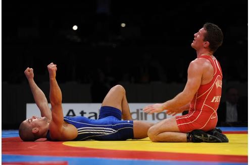 Deutschlands Saba Arash Javad Bolaghi gewann bei der Ringer-EM in Dortmundsa Westfalenhalle die Bronzemedaille gegen den Ungarn Gergely Wöller.