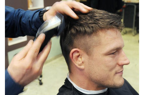 Besuch bei Friseur Frank Wappler in Witten. Mirko Englich wird schön gemacht für die Europameisterschaft in Dortmund. Foto: Monika Kirsch / WAZ FotoPool