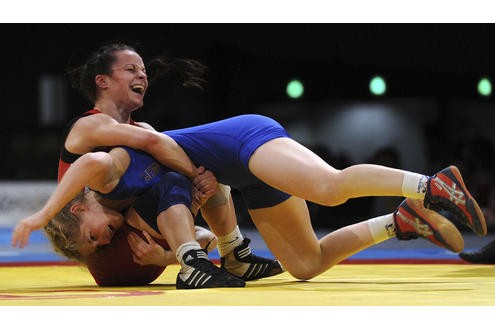 Khrystyna Daranutsa (blau) aus der Ukraineim Duell mit Cristina Raluca Croitoru aus Rumänien.