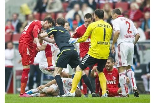 49.000 Zuschauer haben am Sonntag ein hoch emotionales, aber schlechtes Spiel zwischen dem 1. FC Köln und dem Club aus Nürnberg gesehen. Es gab viele Fouls und wenige sehenswerte Torchancen. Doch das Warten sollte sich aus Sicht der FC-Fans lohnen, ...